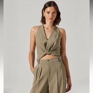 ASTR the LABEL, Faria Twist Front Crop Sleeveless Top in Cedar in Green, Size XS